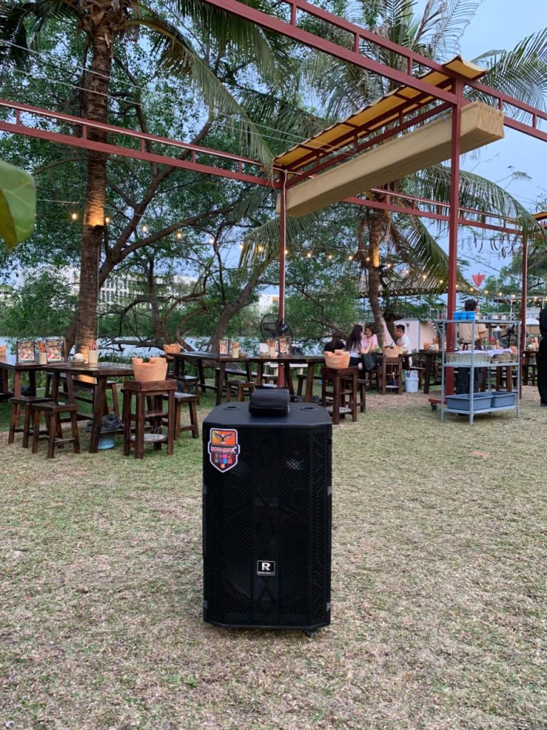 thue-loa-cam-tay-su-kien