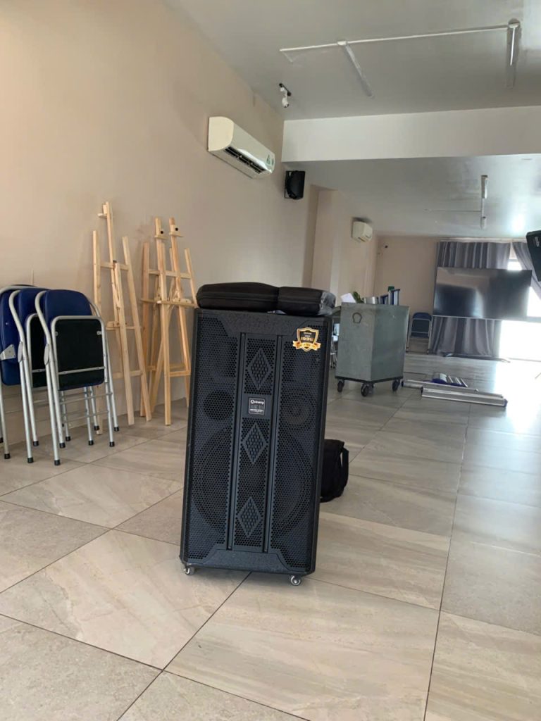 thue-loa-cam-tay-su-kien