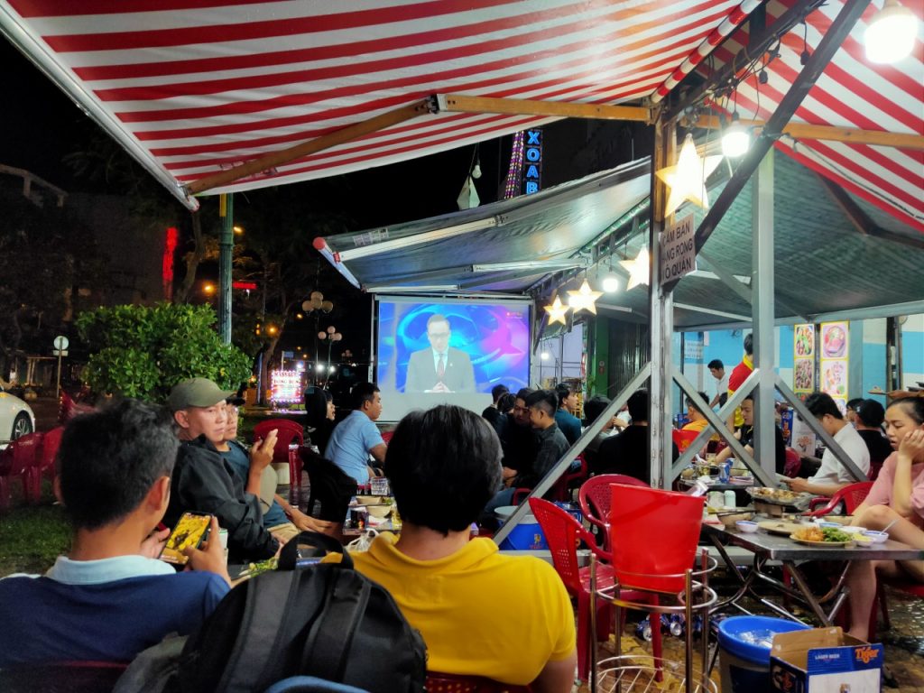 thue-may-chieu-to-chuc-tiec